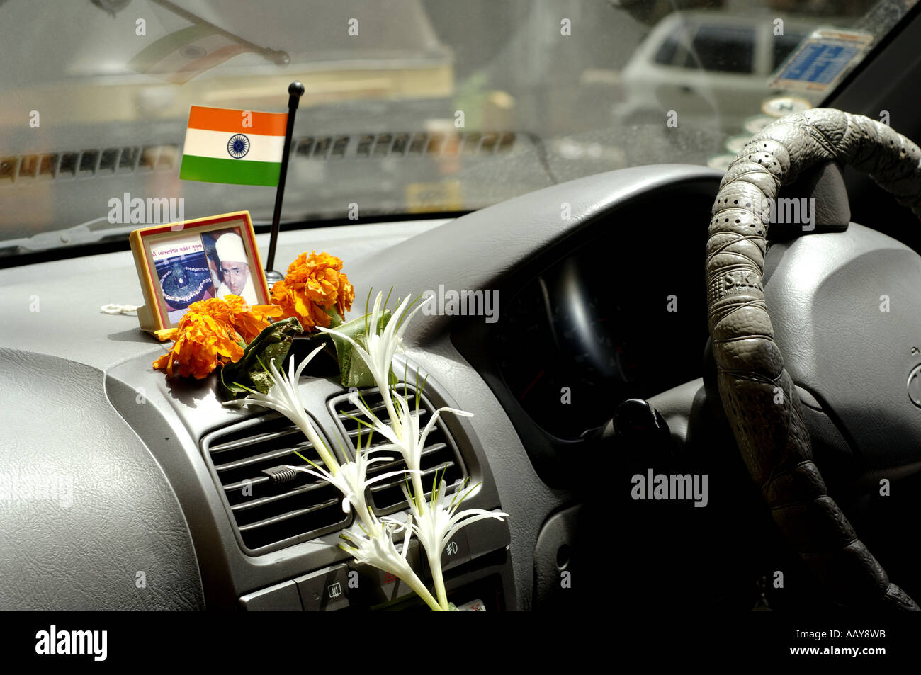 HMA78708 Indian flag on car dash board on independence day Bombay Mumbai Maharashtra India Stock