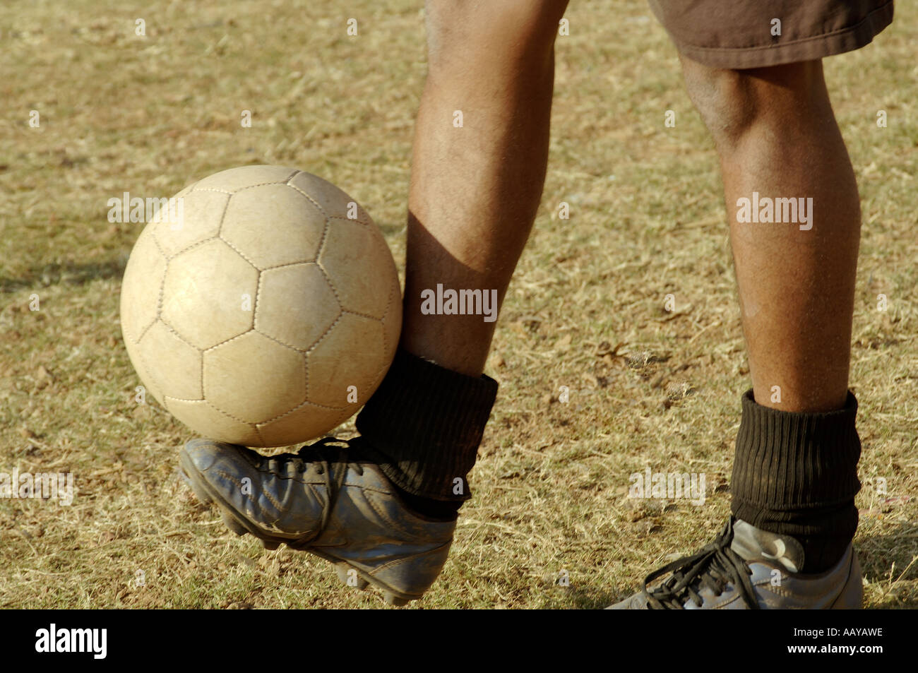 HMA78731 Football player balancing football on his foot Stock Photo Alamy