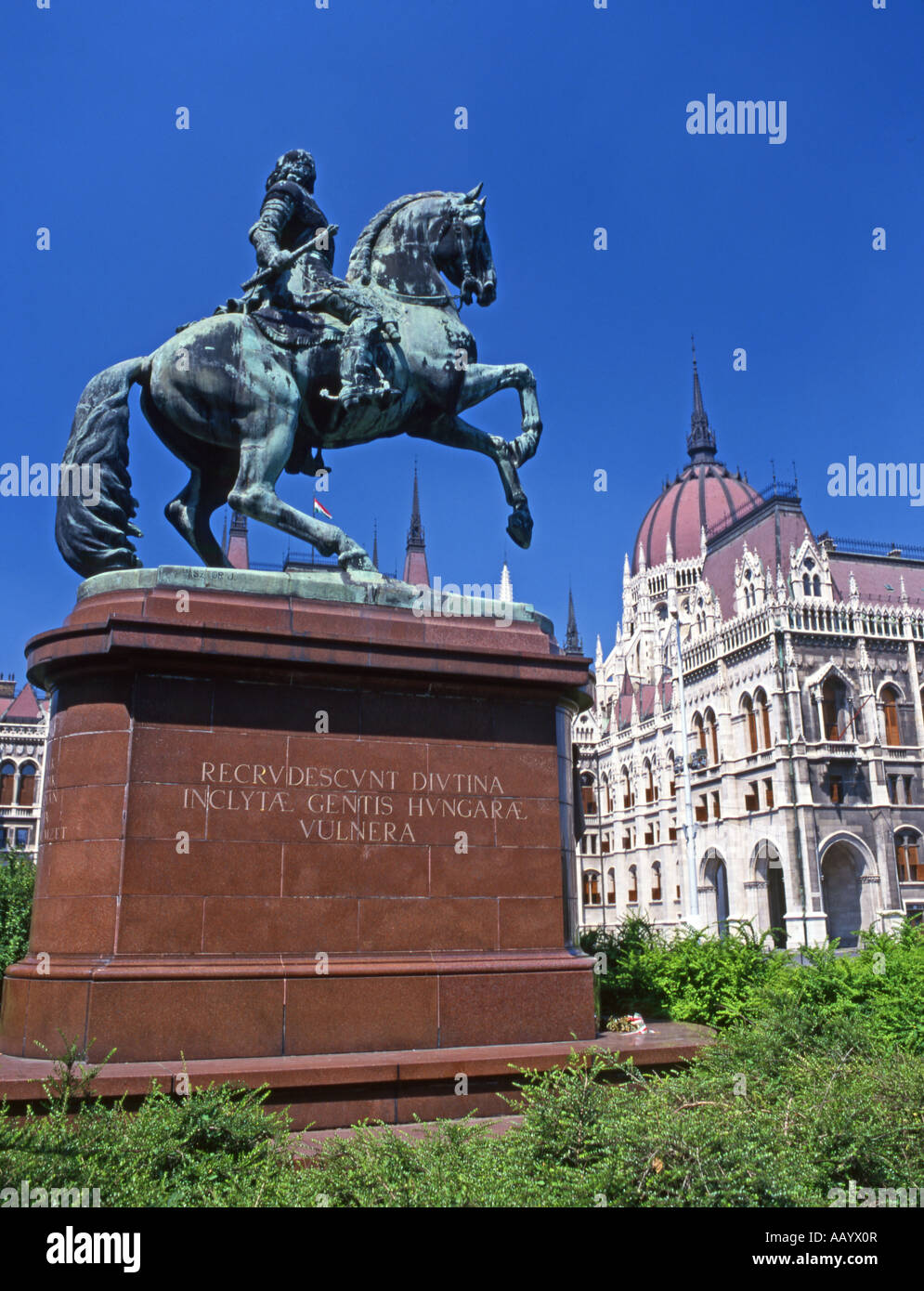 Budapest, Hungary. Hungarian Parliament building (Orszaghaz. Imre Steindl, 1855) Equestrian Statue Stock Photo