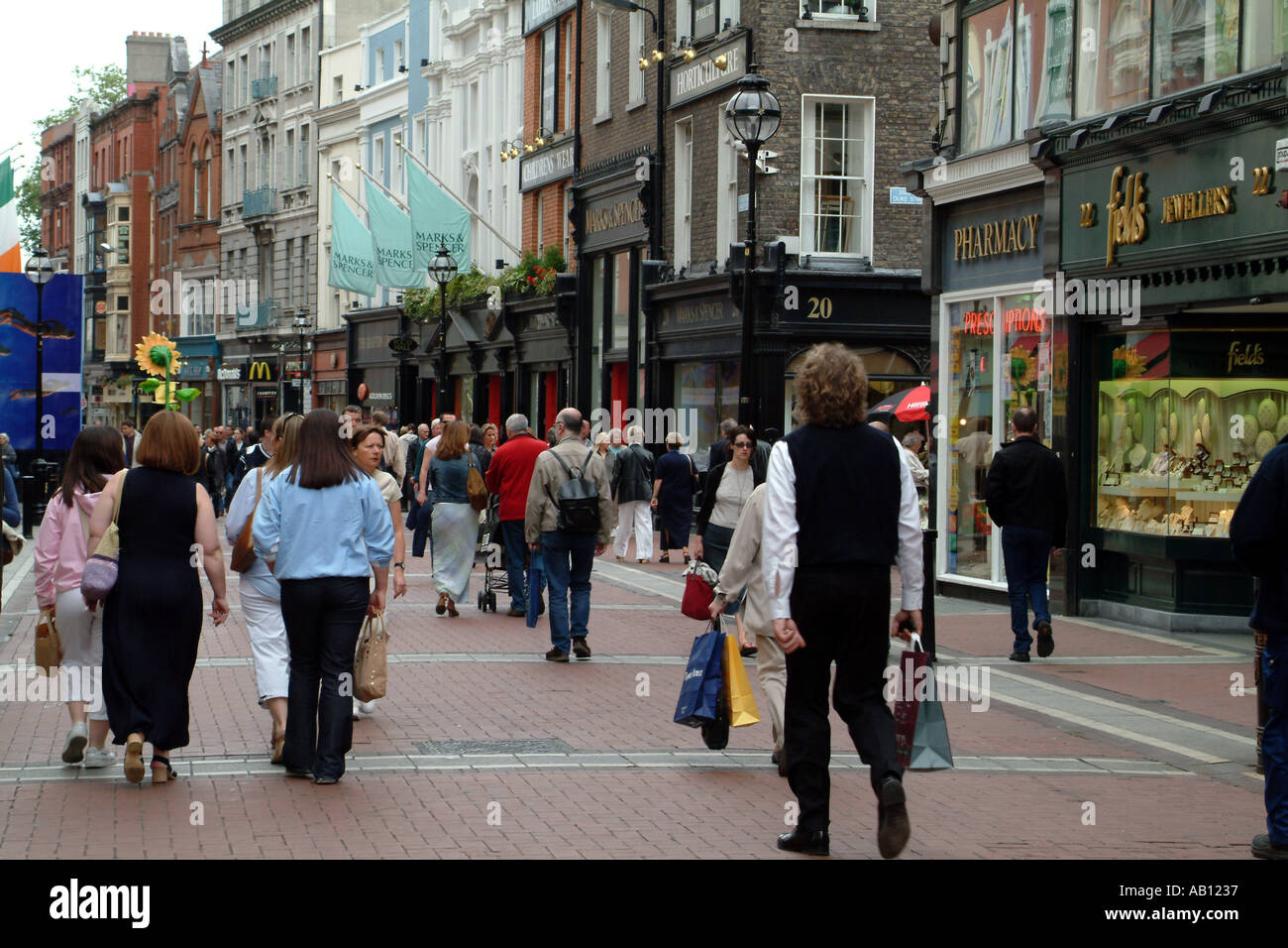 Grafton Street Dublin fashionable shopping area Stock Photo Alamy