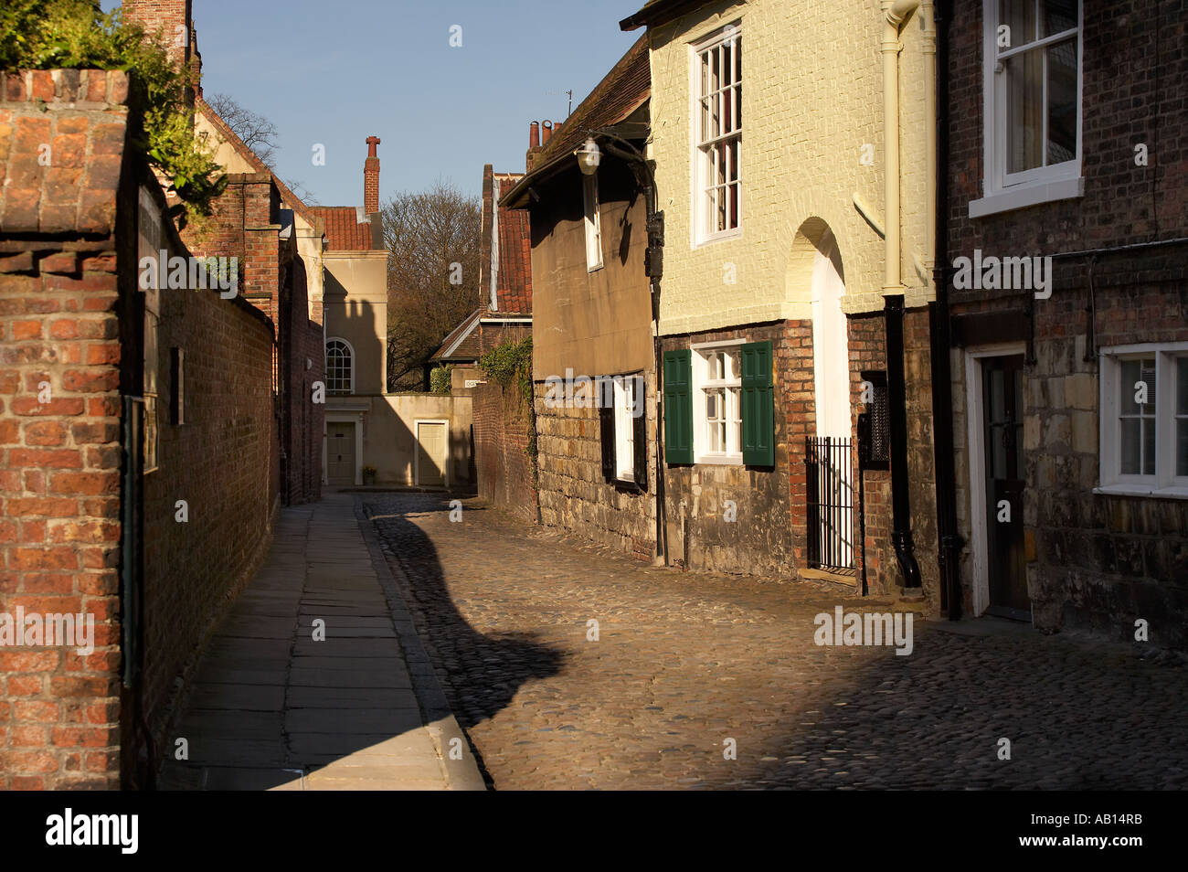 CHAPTER HOUSE STREET LEADING TO THE TREASURERS HOUSE NEXT TO YORK MINSTER YORKSHIRE ENGLAND Stock Photo