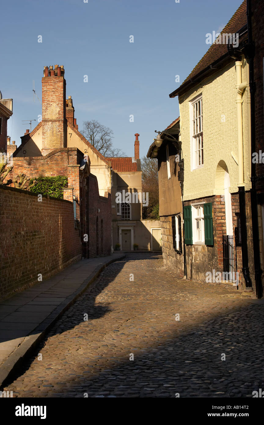 CHAPTER HOUSE STREET LEADING TO THE TREASURERS HOUSE NEXT TO YORK MINSTER YORKSHIRE ENGLAND Stock Photo