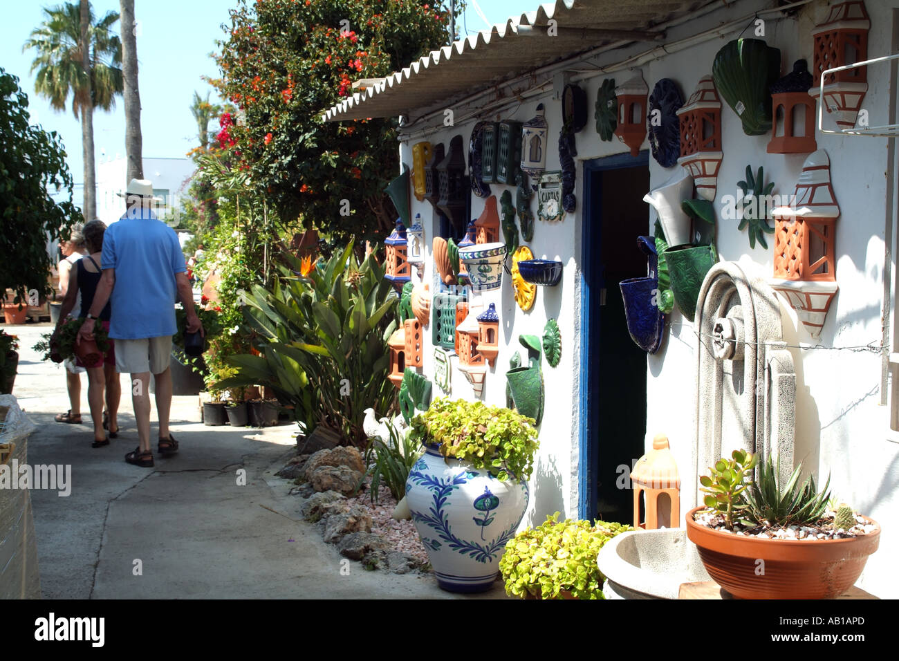 Garden centre display pottery hi-res stock photography and images - Alamy