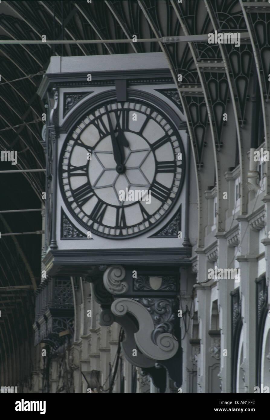 Paddington station clock hires stock photography and images Alamy
