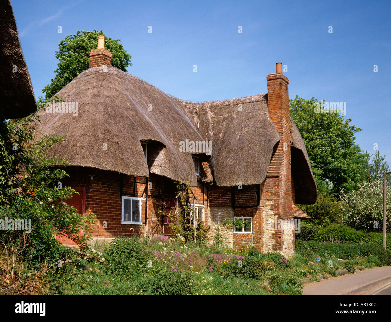Oxfordshire Clifton Hampden thatched cottage Stock Photo Alamy