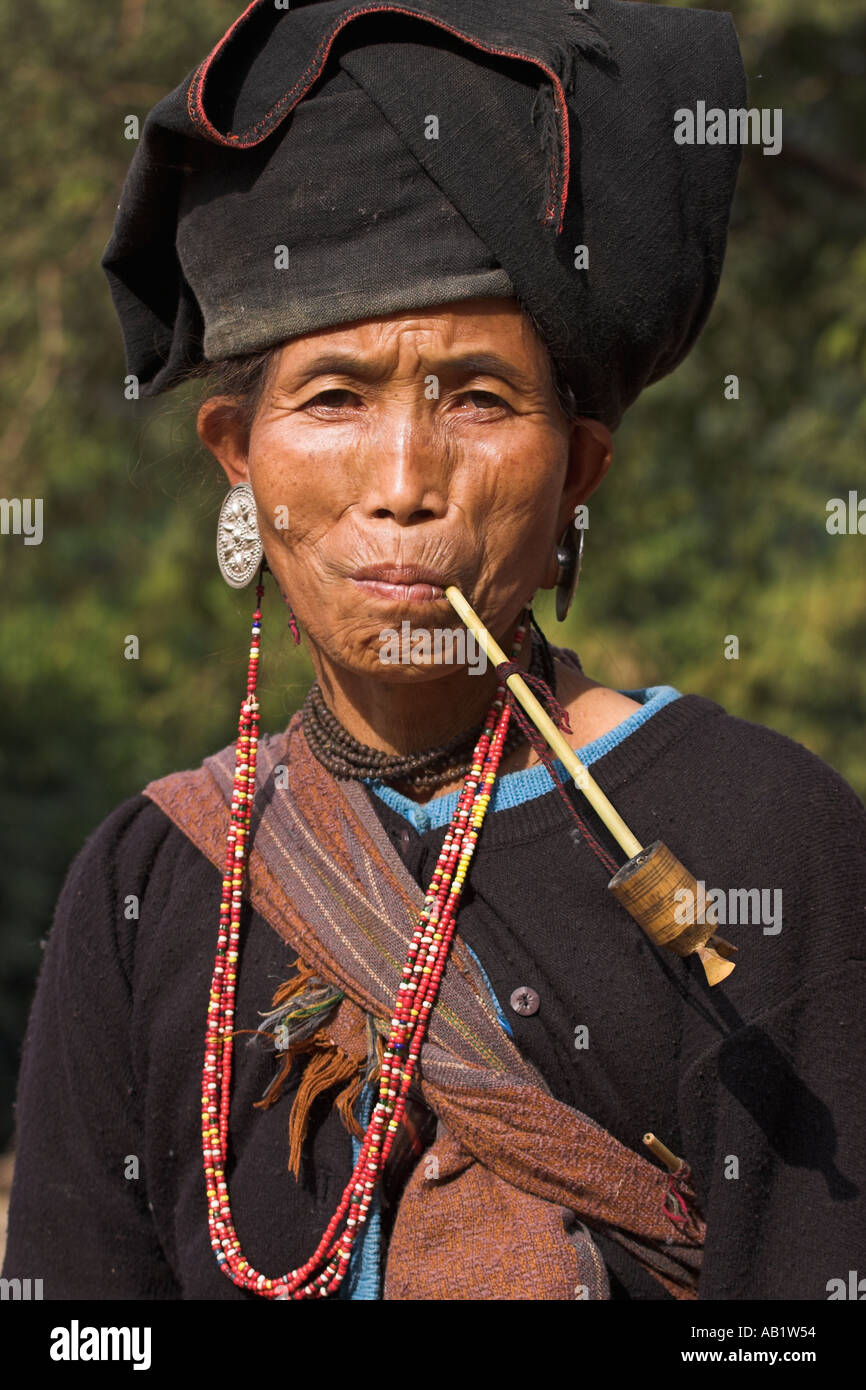Myanmar Shan state Kengtung Kyaing Tong Wan Sai Village Aku tribe Aku lady  smoking wooden pipe Stock Photo - Alamy