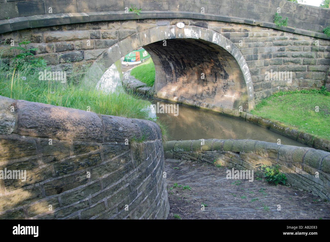 Cross-Over Bridge on the Maccelsfield Canal, Marple, Cheshire Stock Photo