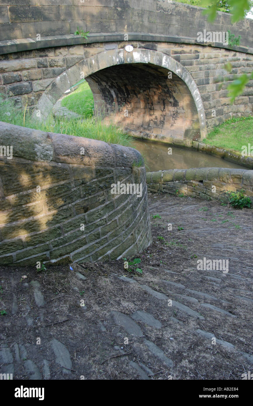 Cross-Over Bridge on the Maccelsfield Canal, Marple, Cheshire Stock Photo