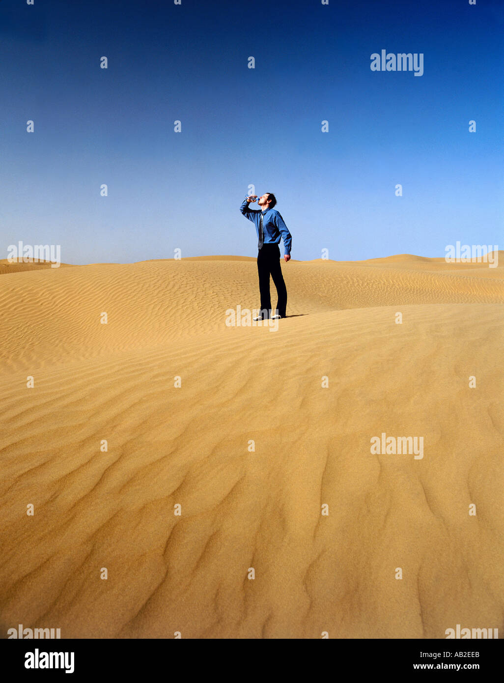 Man in desert hi-res stock photography and images - Alamy