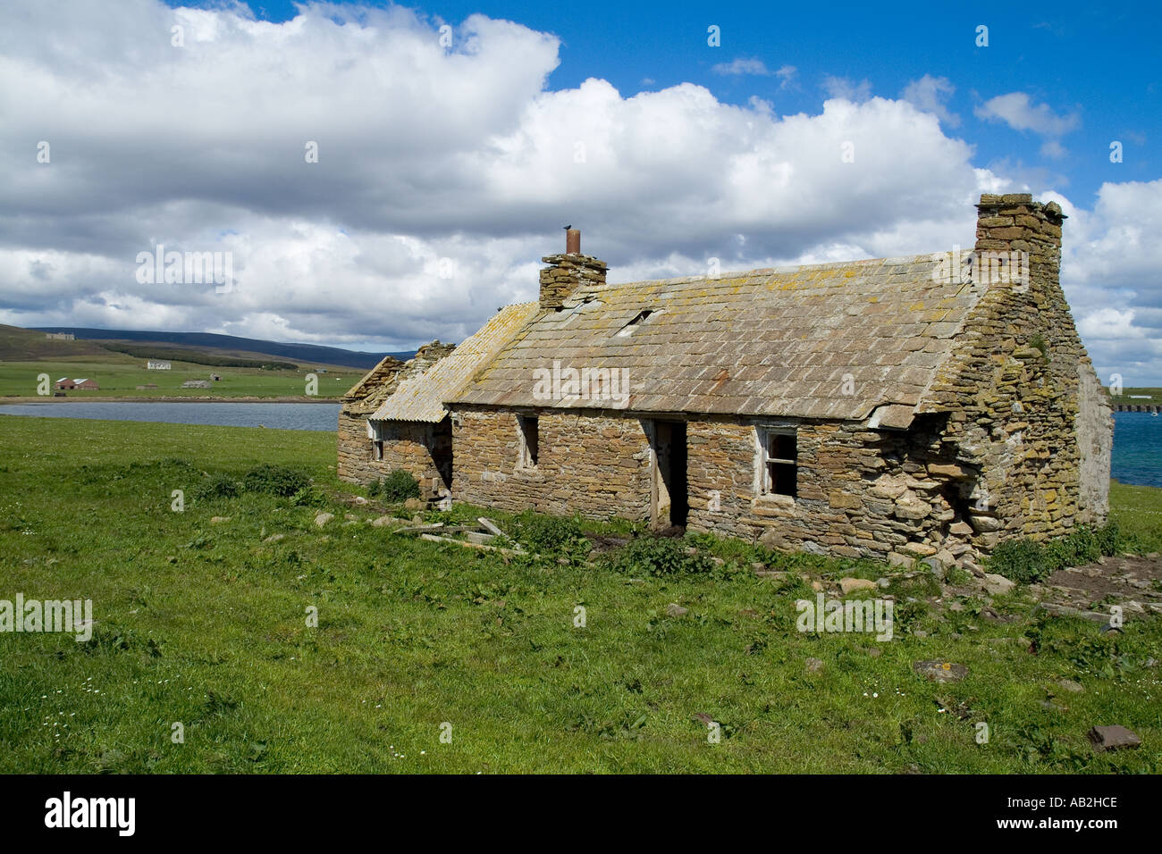 dh Lyness HOY ORKNEY Disused cottage ruin above Ore bay Stock Photo
