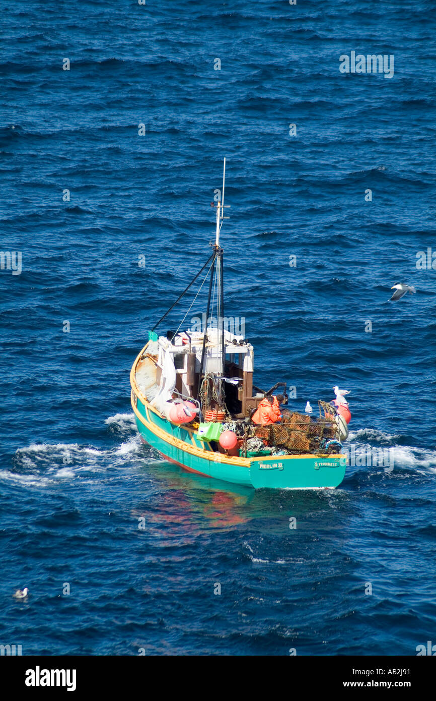 dh  YESNABY ORKNEY Crab Lobster fishermens boat fishermen inspecting creels sea uk vessel fish Stock Photo