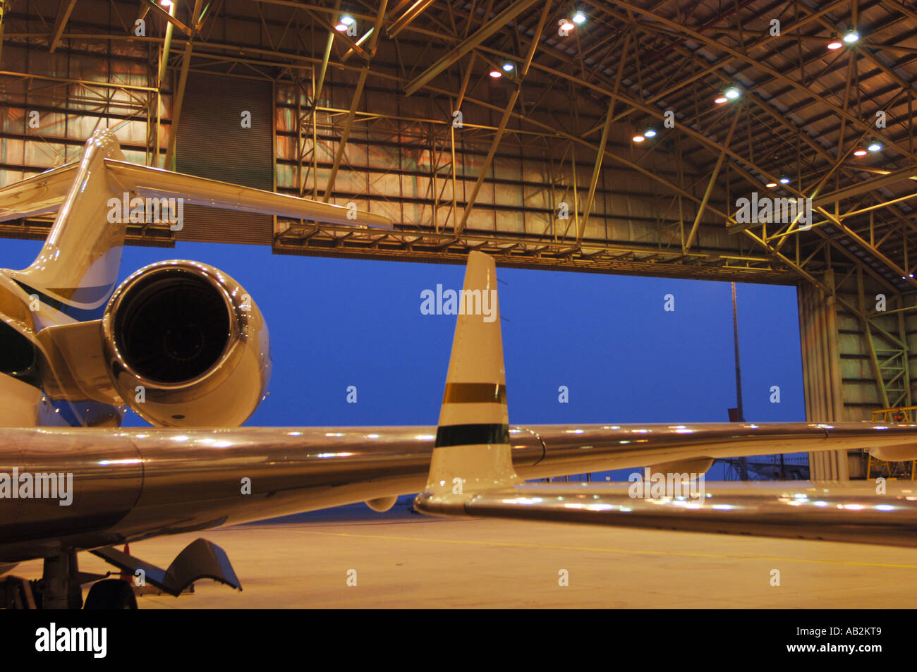 Aircraft hangar exterior hi-res stock photography and images - Alamy