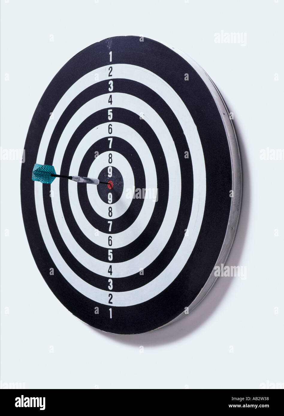 A dart in the bull s eye of a dartboard Stock Photo