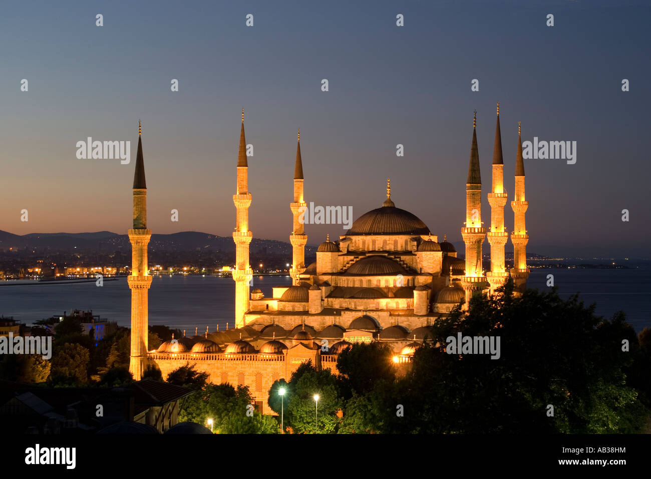 Blue Mosque (Sultan Ahmet Cami) at night, Istanbul, Turkey Stock Photo ...
