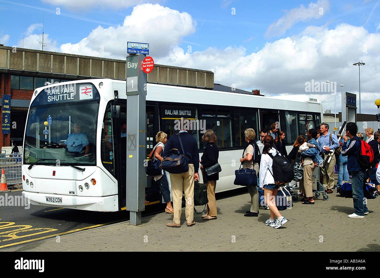 Luton airport bus hi-res stock photography and images - Alamy