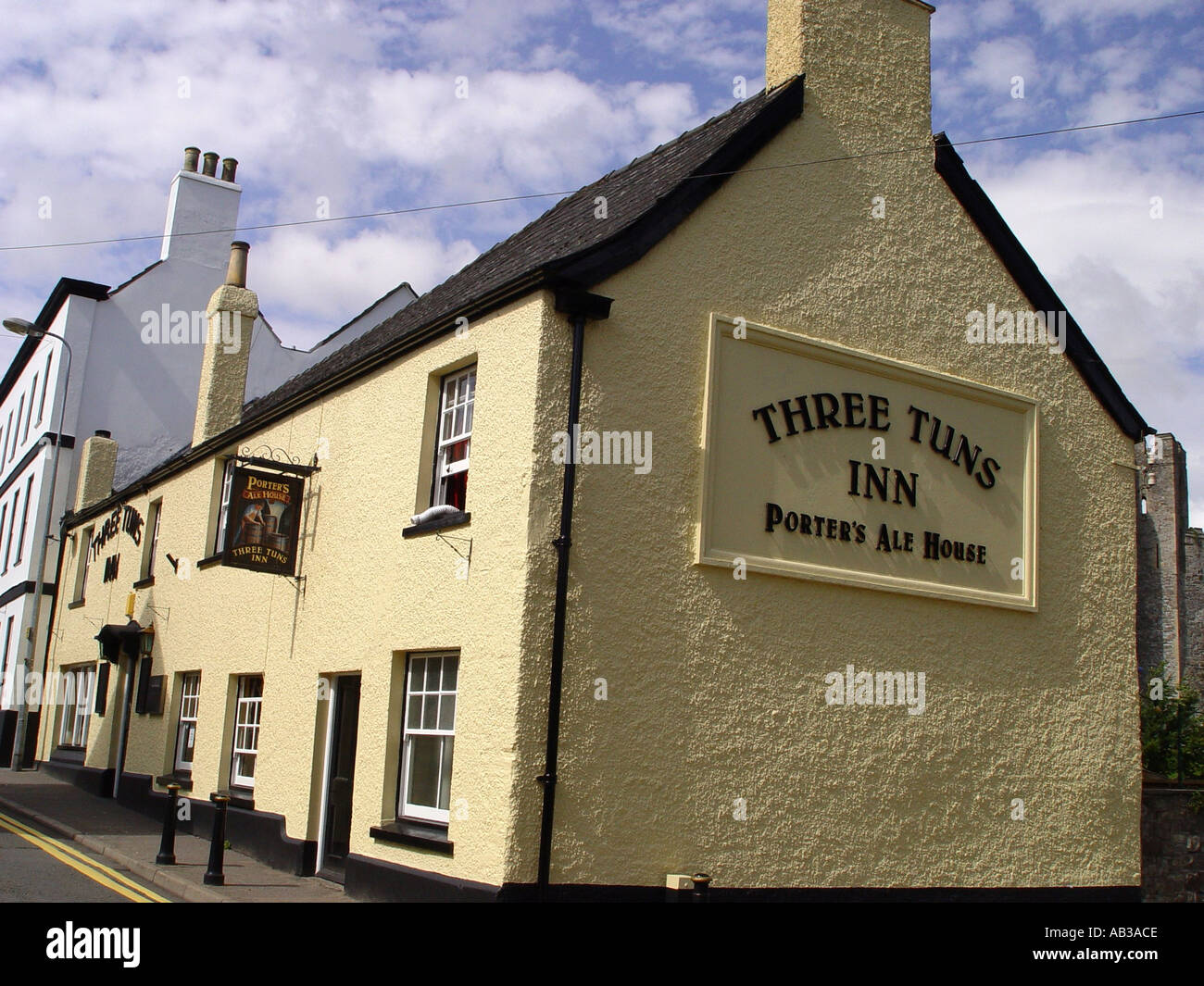 The Three Tuns Inn and Public House in the border town of Chepstow Monmouthshire South Wales GB UK 2003 Stock Photo