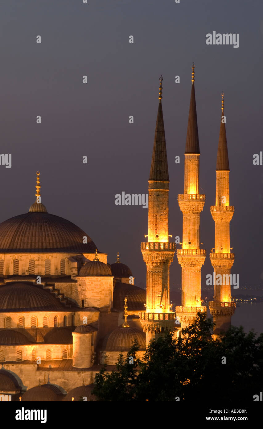 Blue Mosque (Sultan Ahmet Cami) at night Istanbul, Turkey Stock Photo ...