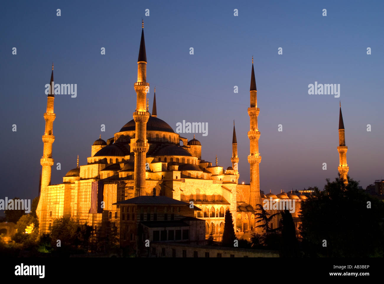 Blue Mosque (Sultan Ahmet Cami) at night Istanbul, Turkey Stock Photo ...