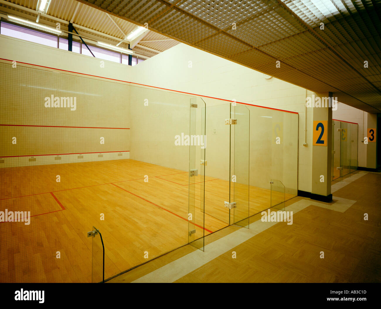 empty glass backed squash court Stock Photo Alamy