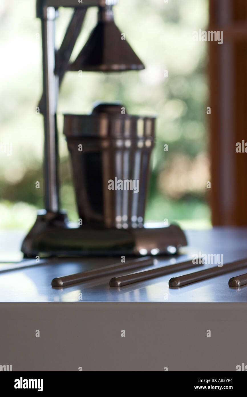 ATMOSPHERIC DROP FOCUS SHOT OF AMERICAN KITCHEN JUICER IN FRONT OF