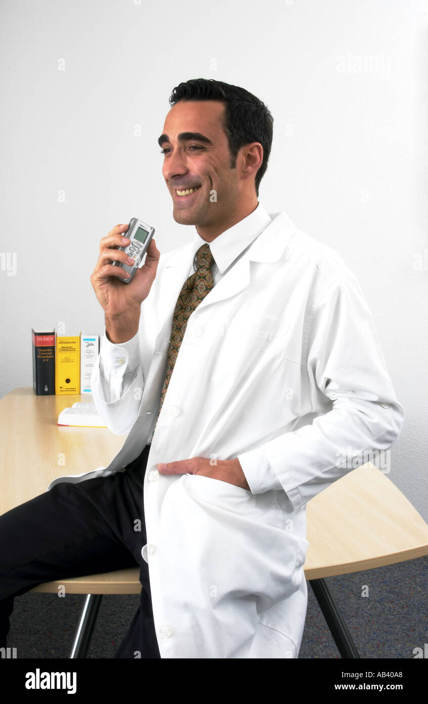 Doctr Mit Doktor mit Diktiergerät Doctor with dictation set Stock Photo - Alamy
