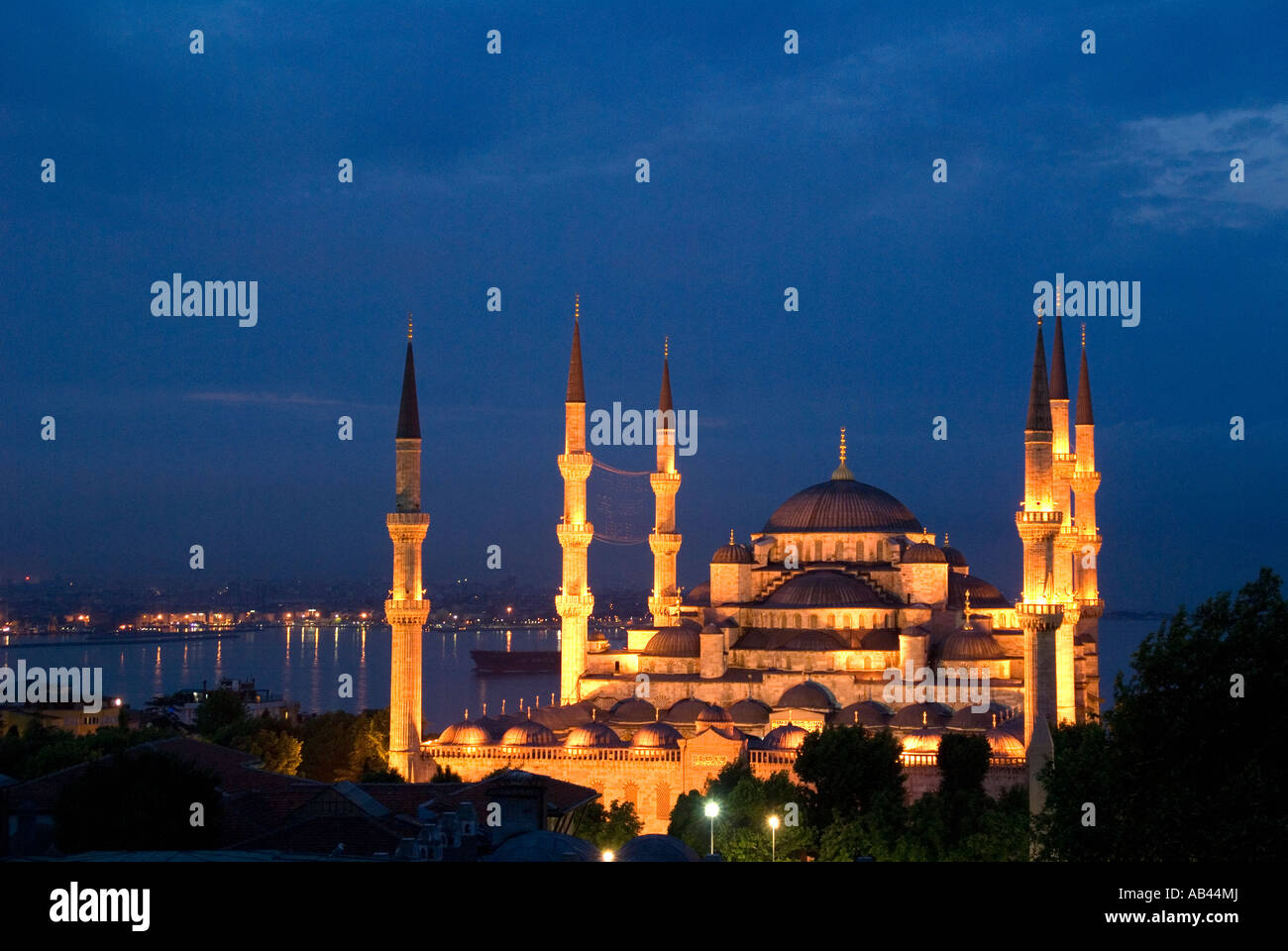 Blue Mosque (Sultan Ahmet Cami) at night, Istanbul, Turkey Stock Photo ...