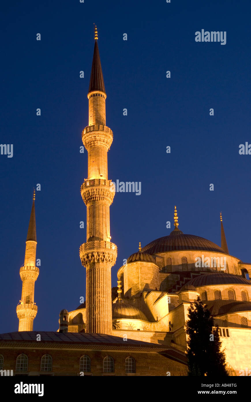 Blue Mosque (Sultan Ahmet Cami) at night Istanbul, Turkey Stock Photo ...