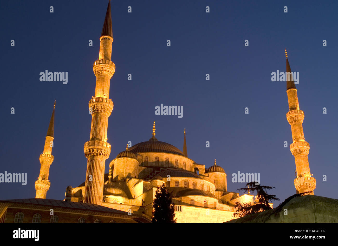 Blue Mosque (Sultan Ahmet Cami) at night Istanbul, Turkey Stock Photo ...