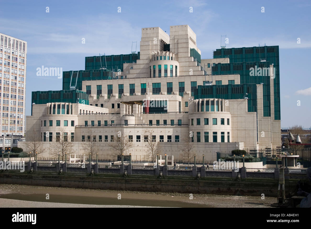 Sis mi6 building hi-res stock photography and images - Alamy