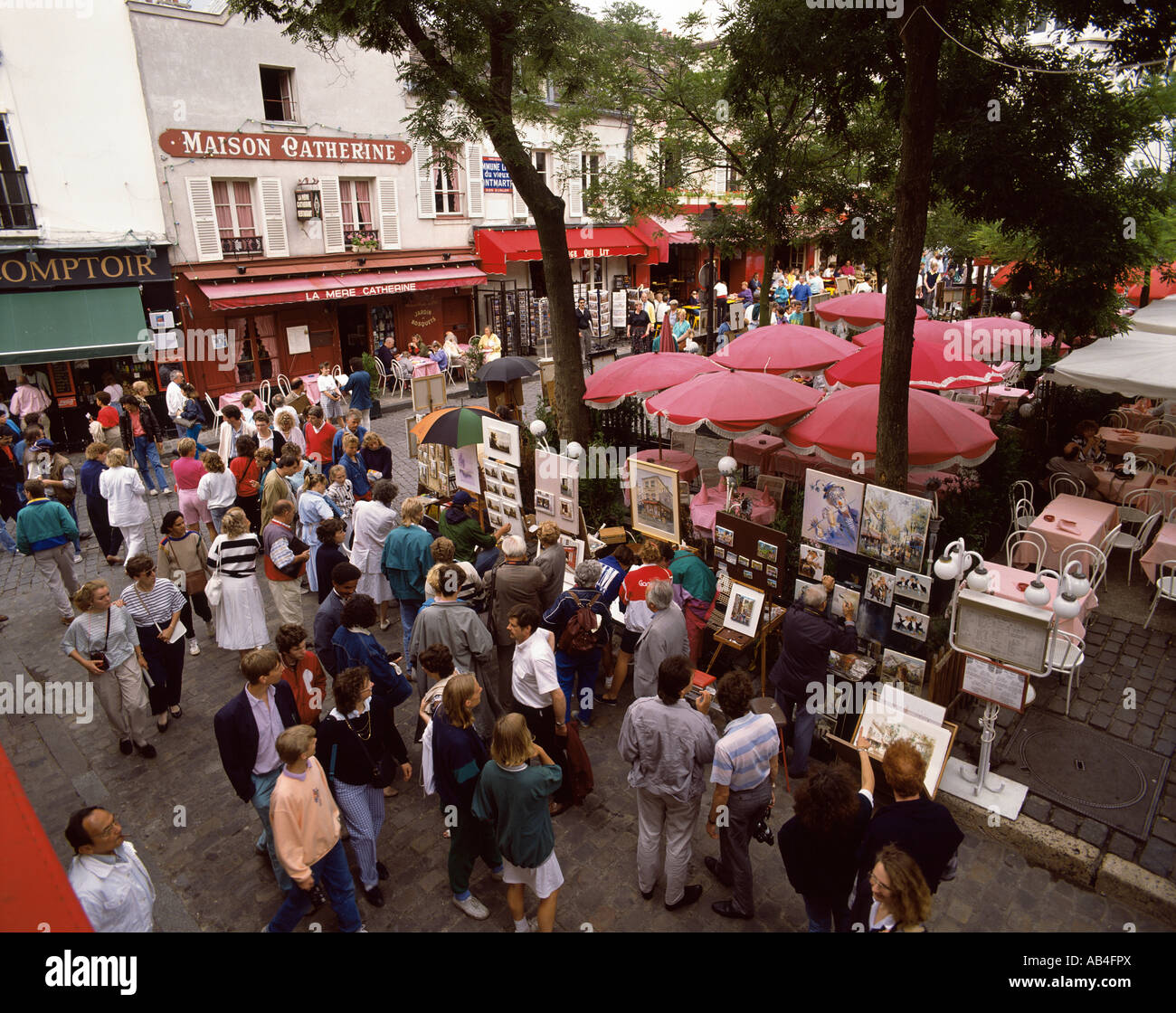 Montmartre artists hi-res stock photography and images - Alamy