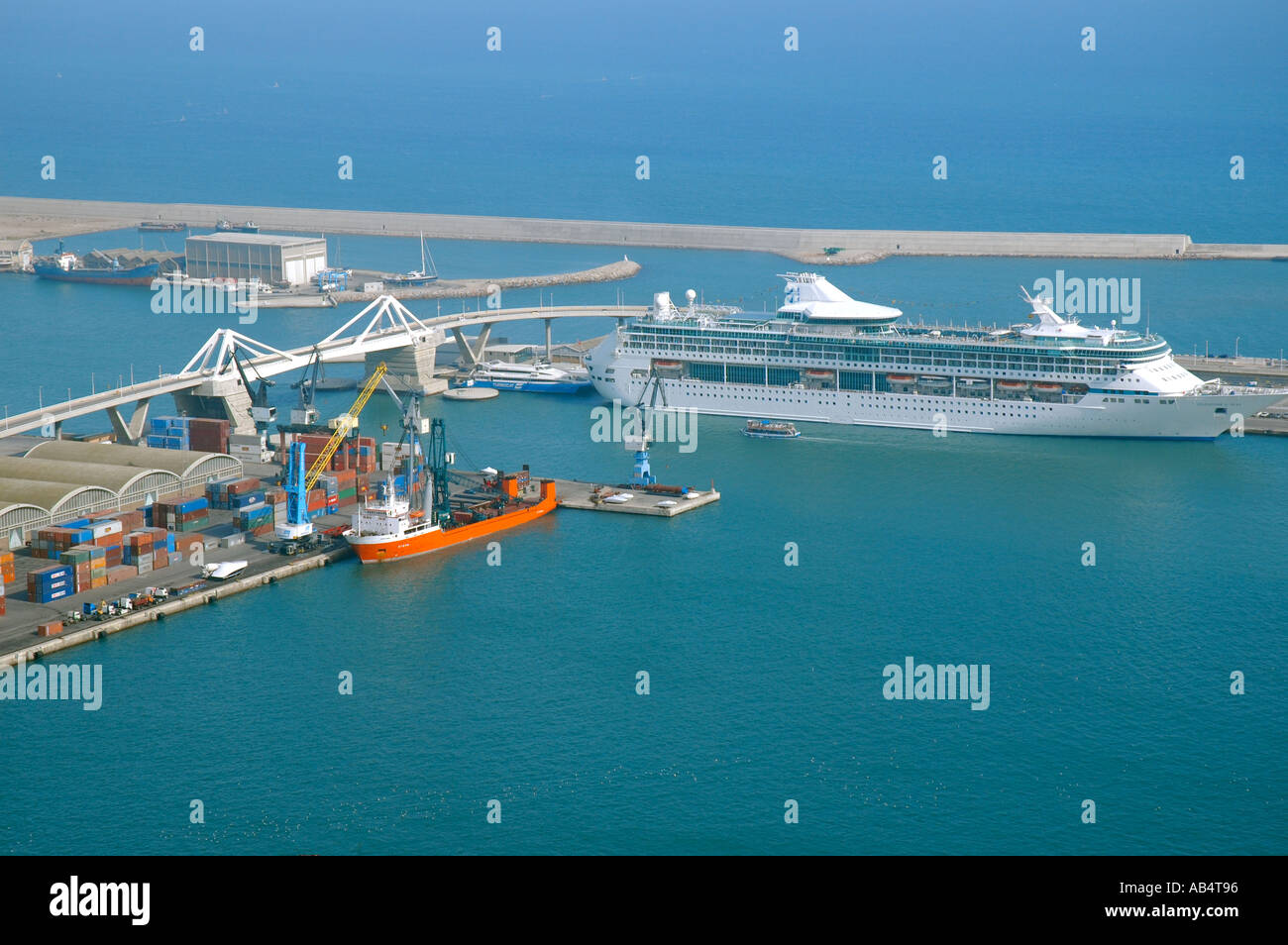 Barcelona spain cruise ship hi-res stock photography and images - Alamy