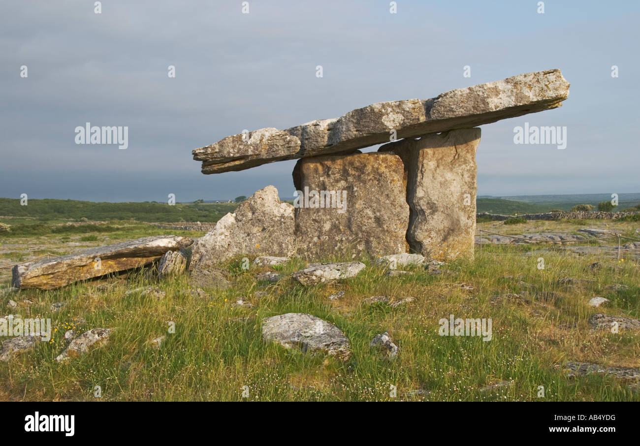 Ireland County Clare The Burren Poulnabrone Portal Tomb dolmen megalithic tomb grave Stock Photo