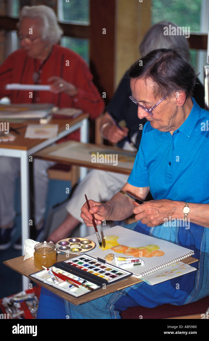 Craft class elderly hi-res stock photography and images - Alamy