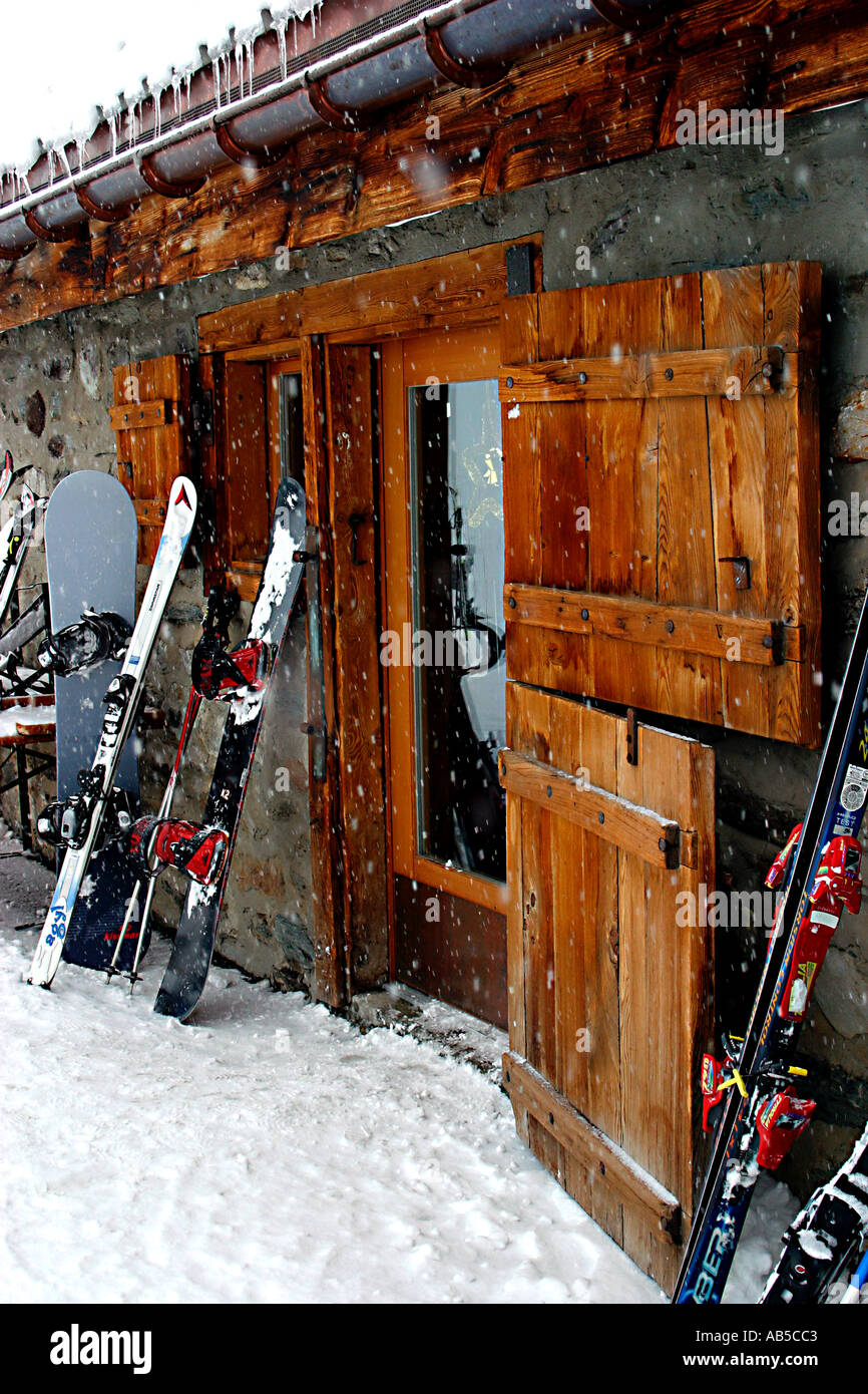 Skis leaning against a mountain top restaurant Stock Photo
