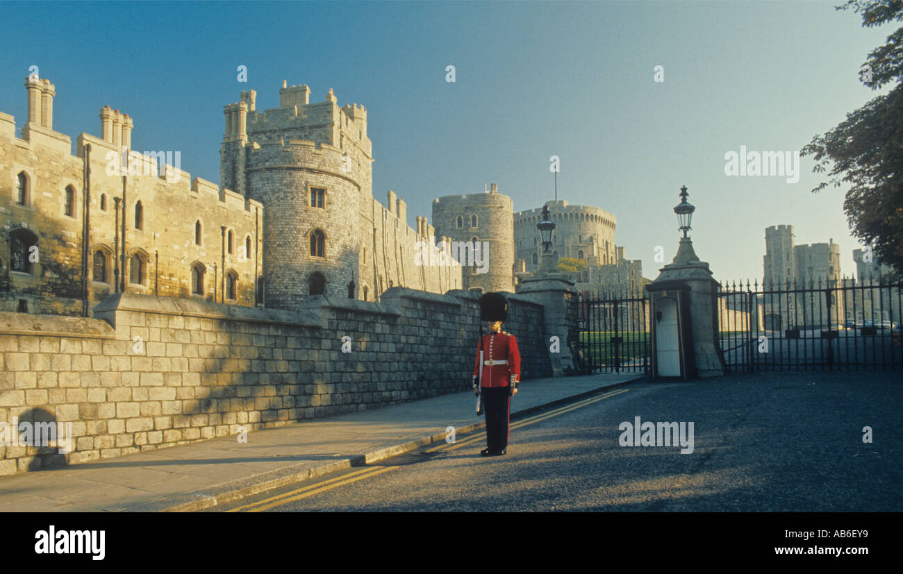 Guard outside the west gates of Windsor Castle Berkshire Stock Photo