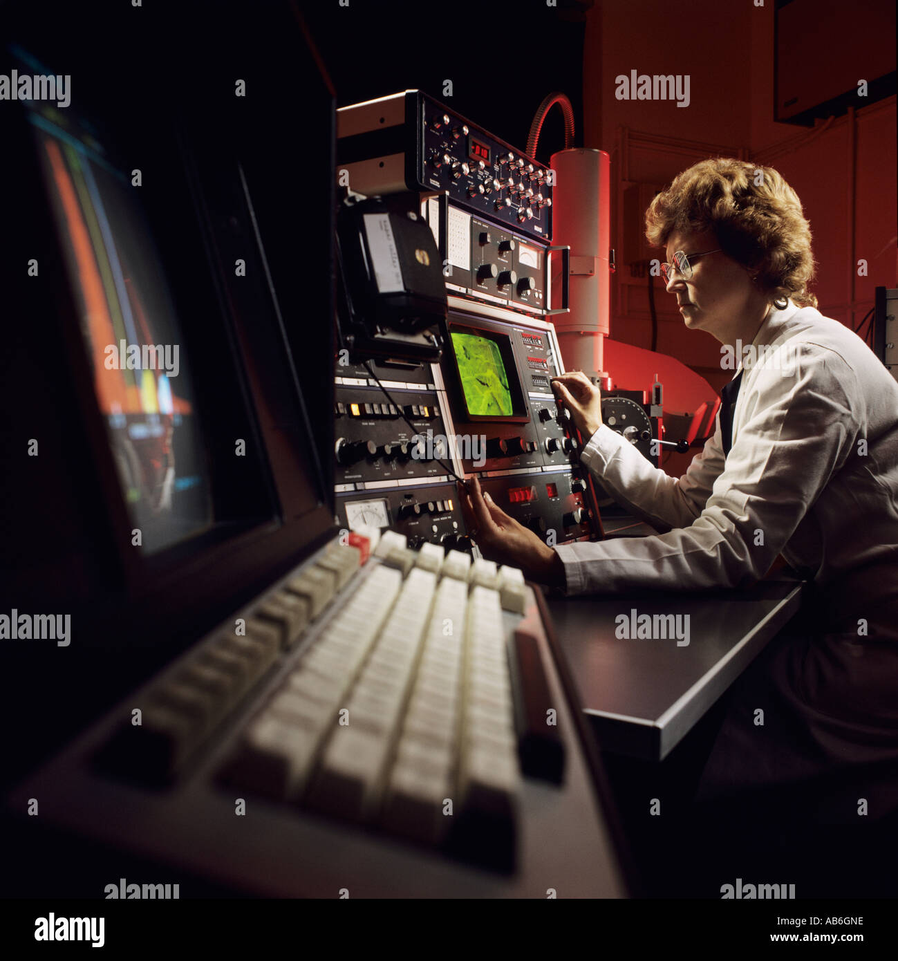 Woman scientist operating electron microscope in UK research laboratory Stock Photo