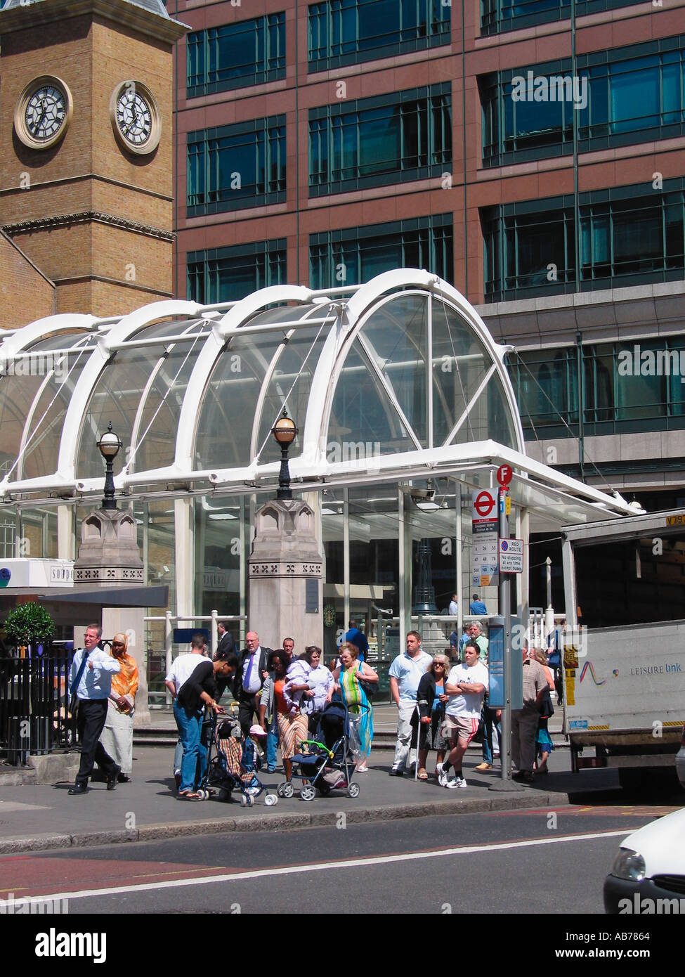 Bus Stop Queue Liverpool Street Station London England GB Stock Photo