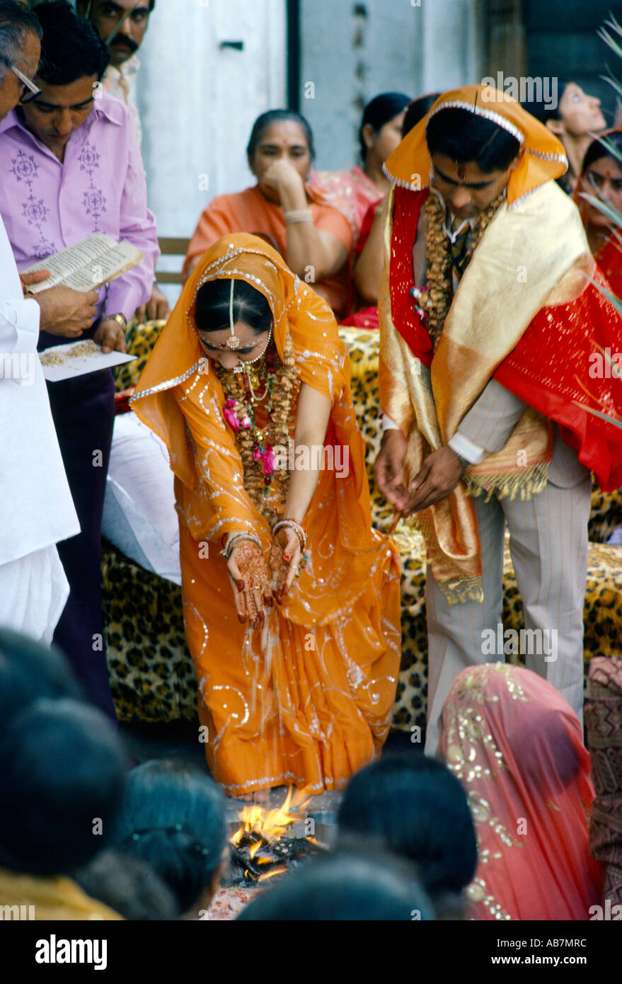 Marriage ceremony hindu fire hi-res stock photography and images - Alamy