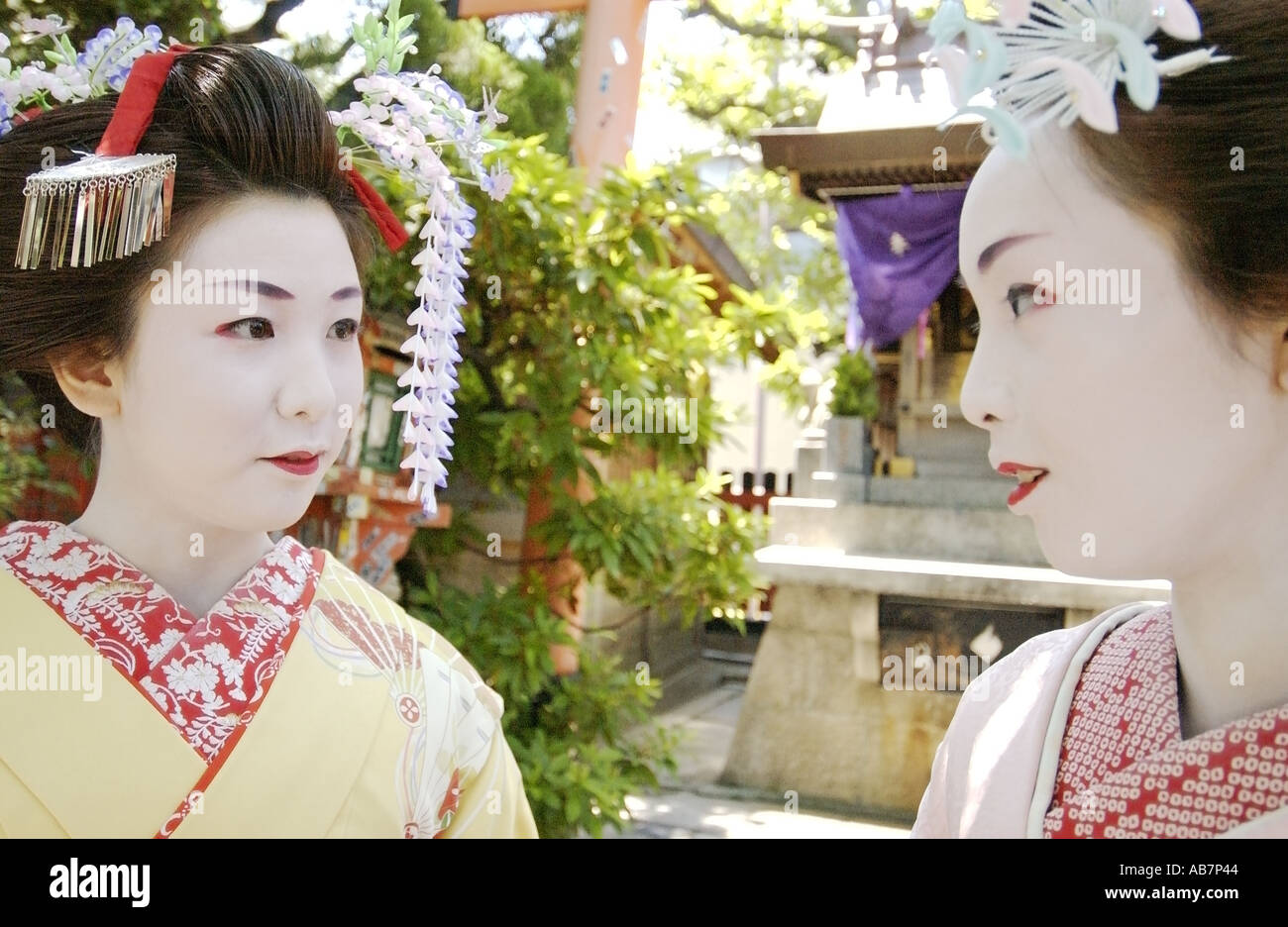 Geisha talking hi-res stock photography and images - Alamy