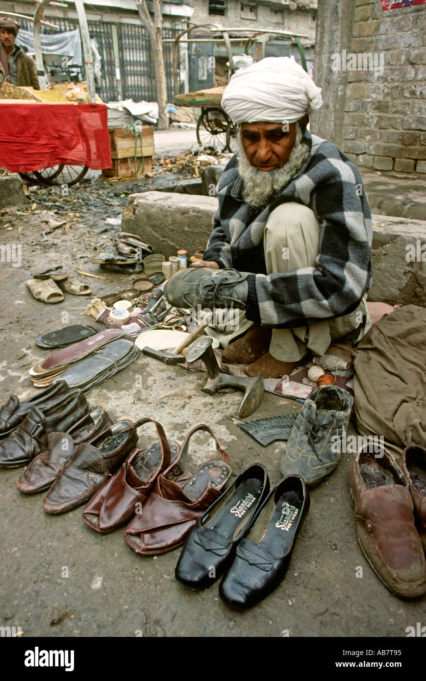 Pakistan Baluchistan Quetta old cobbler at work Stock Photo