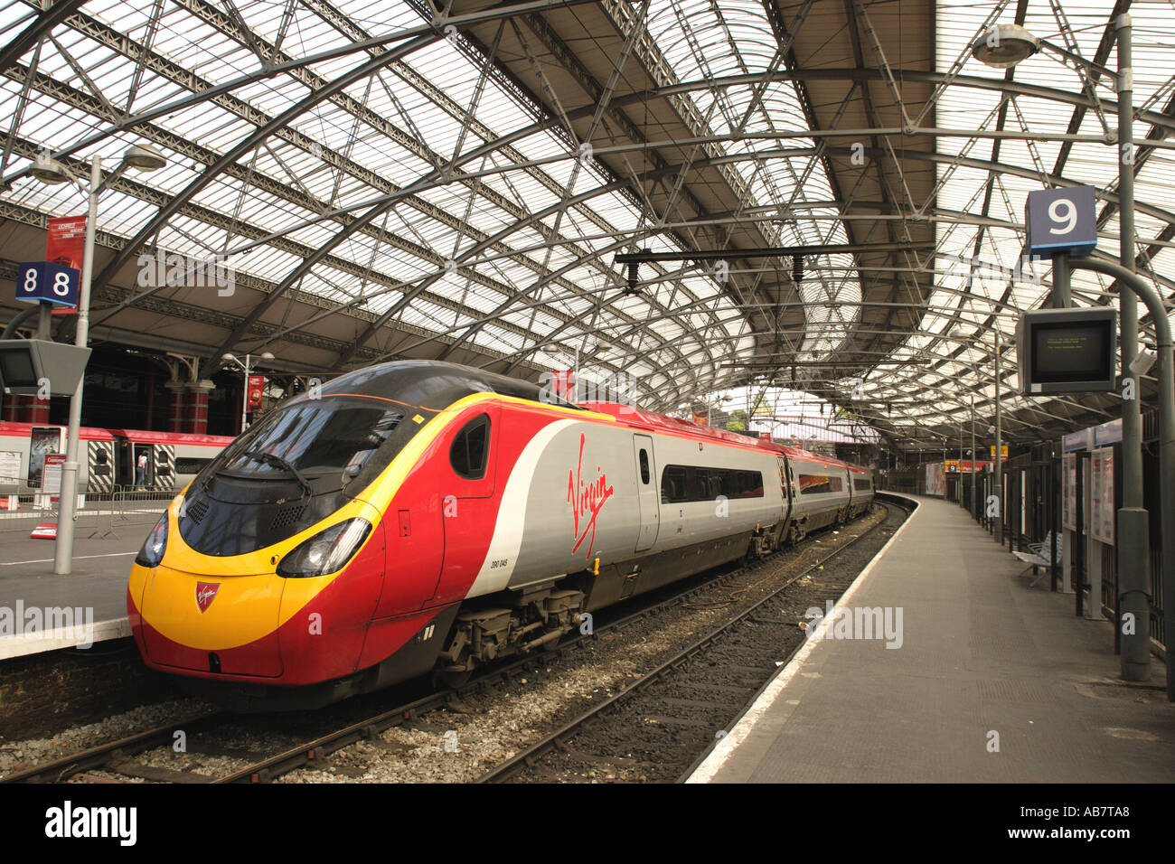 Liverpool street station platform train hi-res stock photography and ...