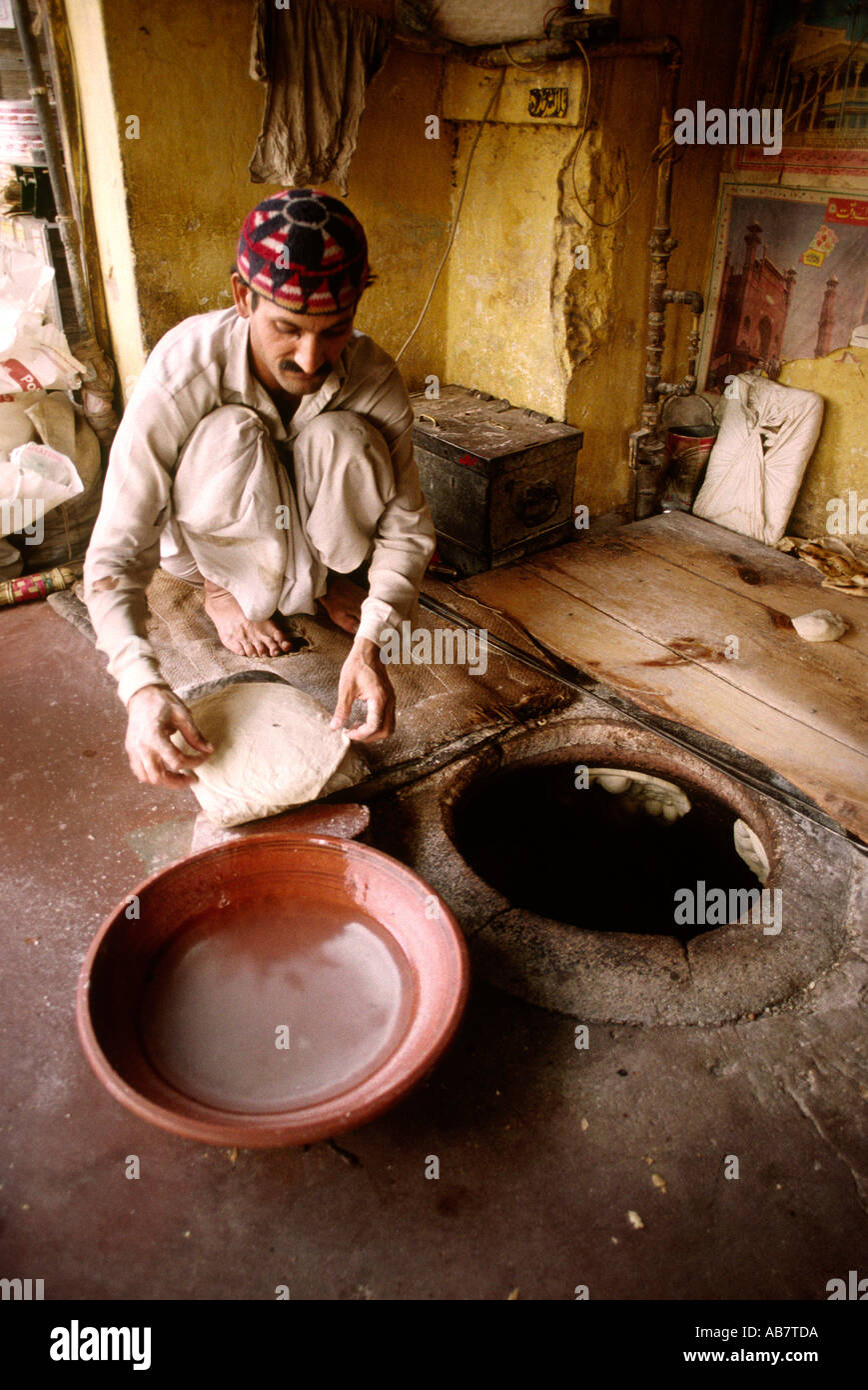 Pakistan Food Rawalpindi man shaping nan bread dough Stock Photo Alamy