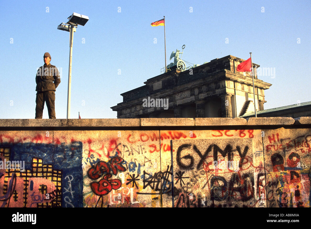 Brandenburg gate berlin wall hi-res stock photography and images - Alamy