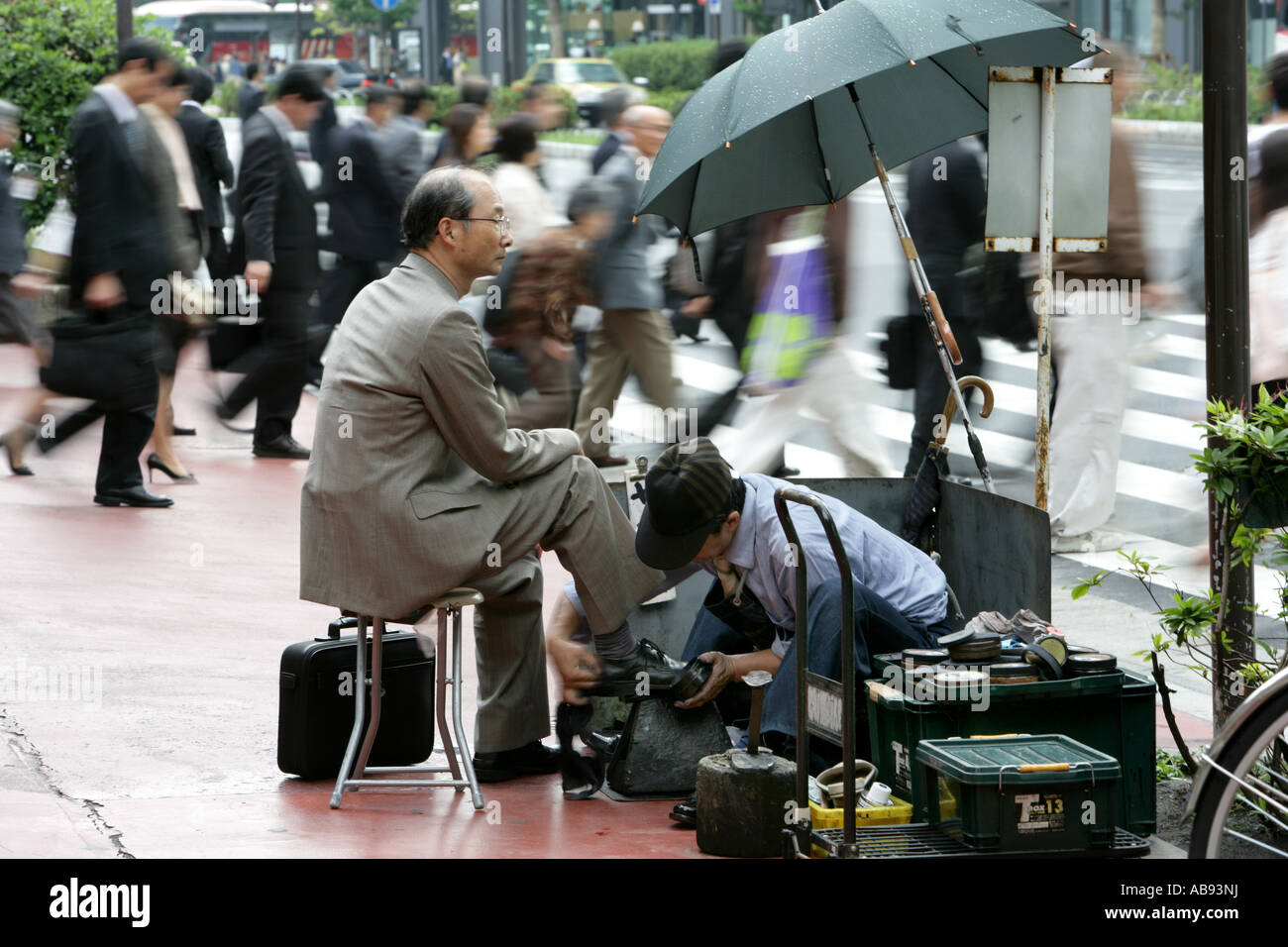 JPN, Japan, Tokyo Shoe shine service at Tokyo station Stock Photo Alamy