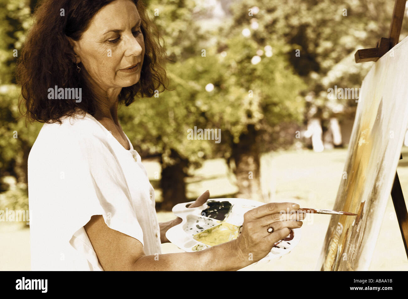 Women alone painting hi-res stock photography and images - Alamy