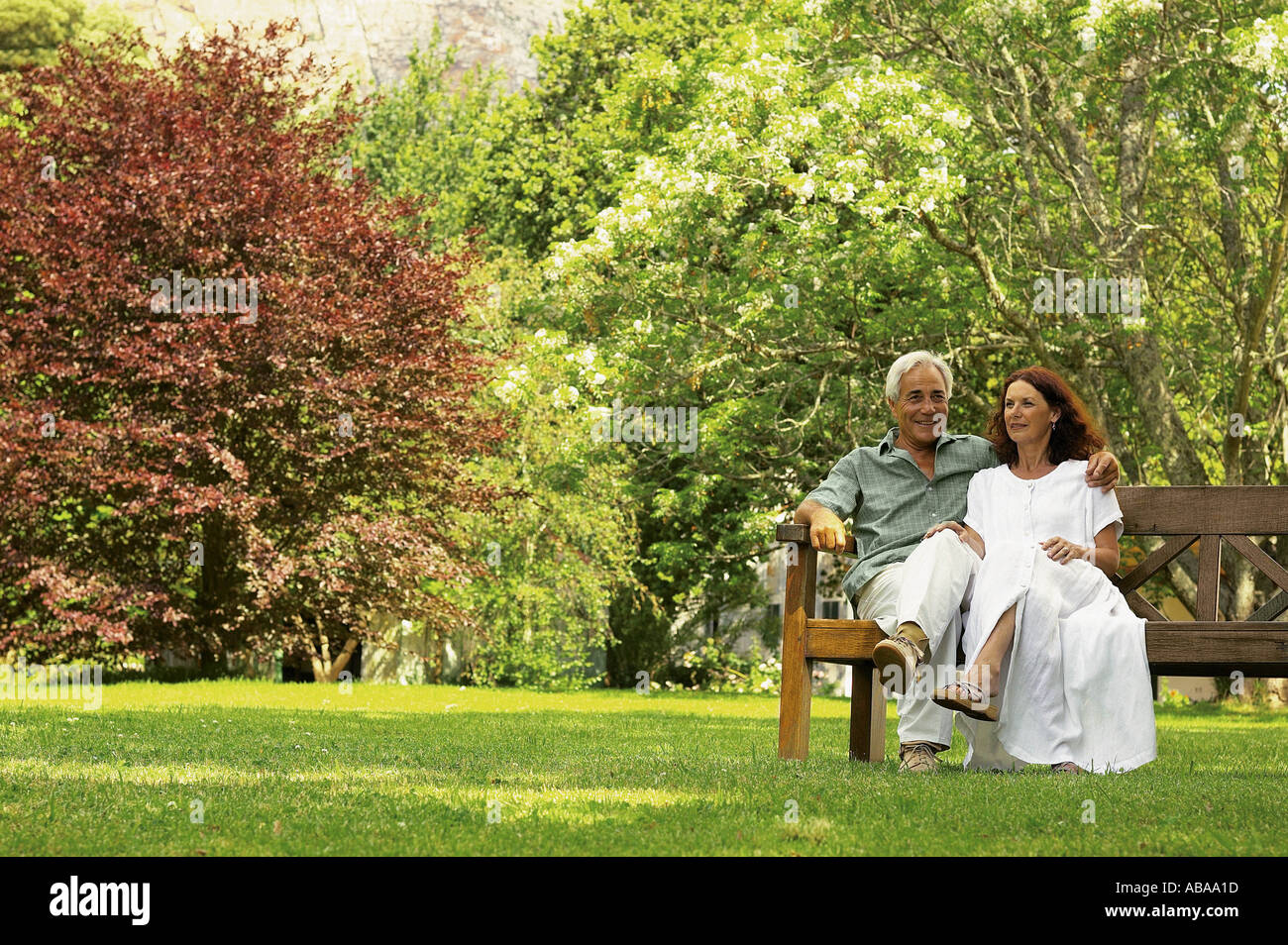 Couple on park bench Stock Photo - Alamy