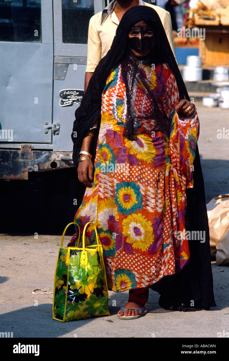 Dubai veiled woman hi-res stock photography and images - Alamy