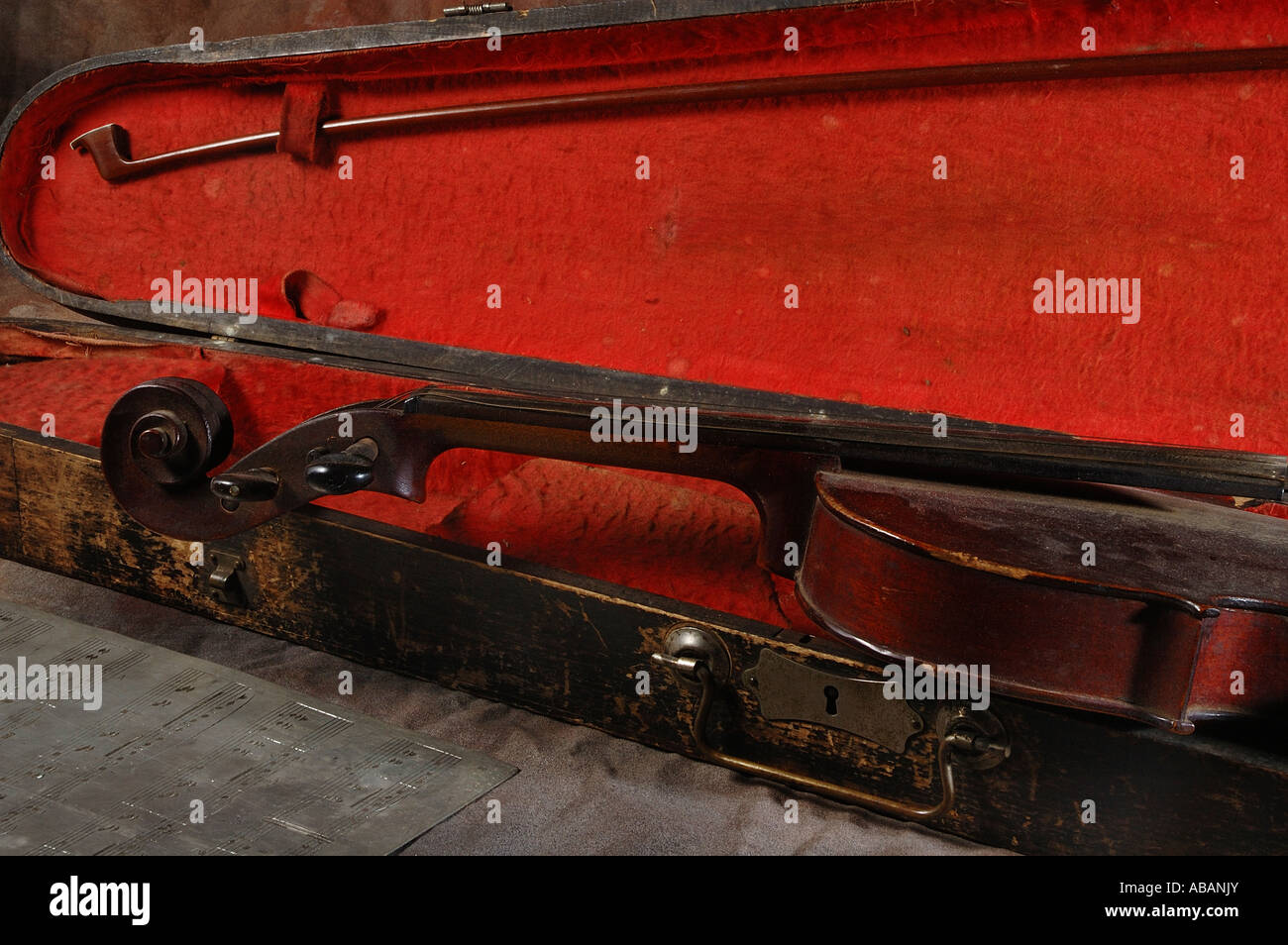 Broken violin hires stock photography and images Alamy