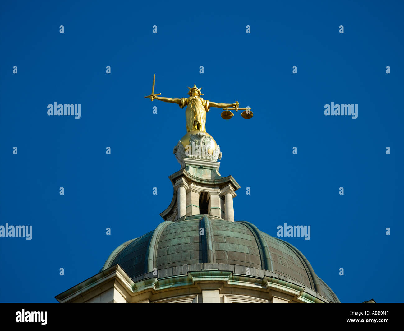 The Old Bailey, Statue Of Justice Stock Photo Alamy
