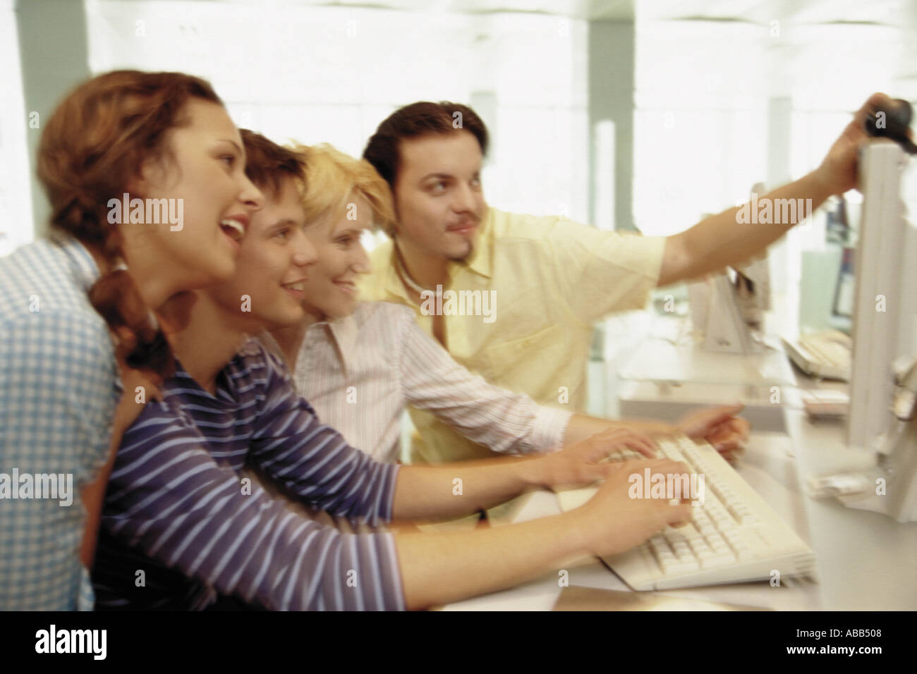 Мультяшные компьютеры. 9 the computer friend. Подросток в доме. Компьютер картинка для детей. Подросток за ноутбуком.